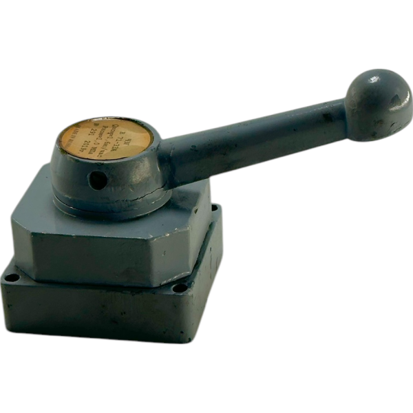 Пневмораспределитель крановый В71-33А